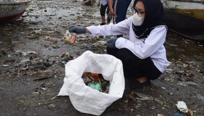 Bersih Sampah di Pesisir Suramadu, River Warrior: Sungai Tercemar Sampah Plastik