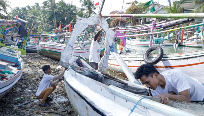 Terinspirasi Ganjar Pranowo, Komunitas Nelayan Renovasi Perahu hingga Bagi-bagi Sembako di Madura