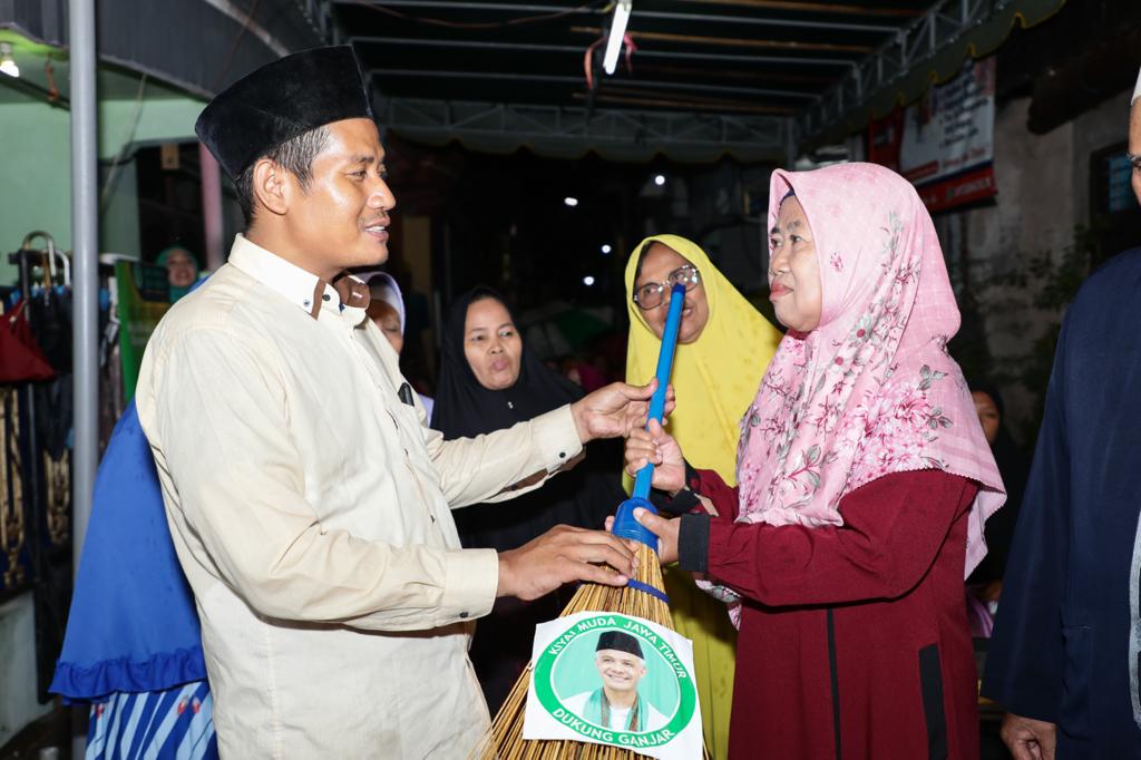 IMG 20230210 WA0001 - Kiai Muda Jatim Bagi-bagi Alat Kebersihan, Cara Relawan Ganjar Pranowo Ajak Warga Surabaya Jaga Lingkungan