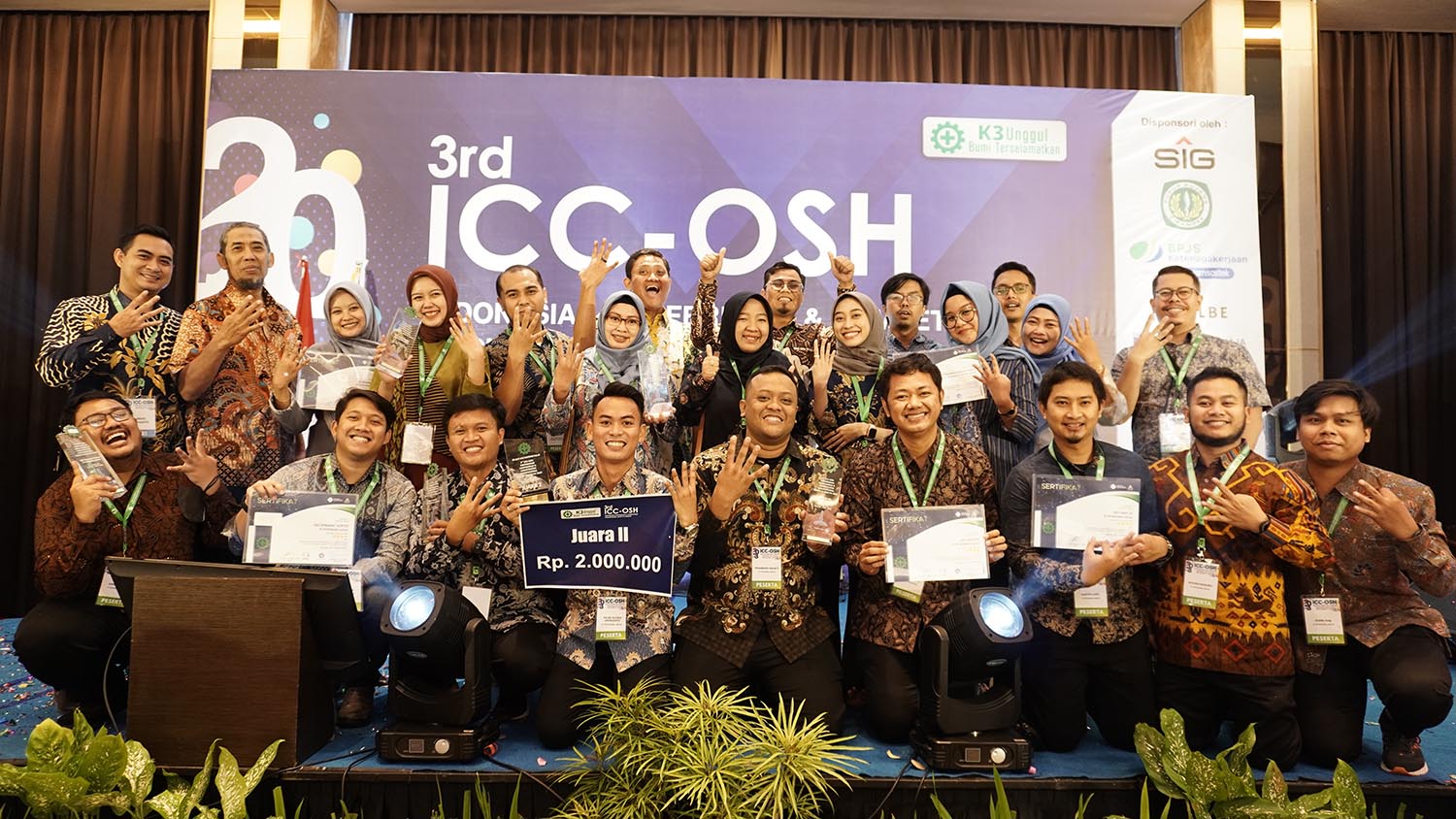 Para Gugus Inovasi Petrokimia Gresik usai Meraih Penghargaan dalam Ajang Indonesian Conference & Competition Occupational Safety and Health (ICCOSH) 2023 di Malang