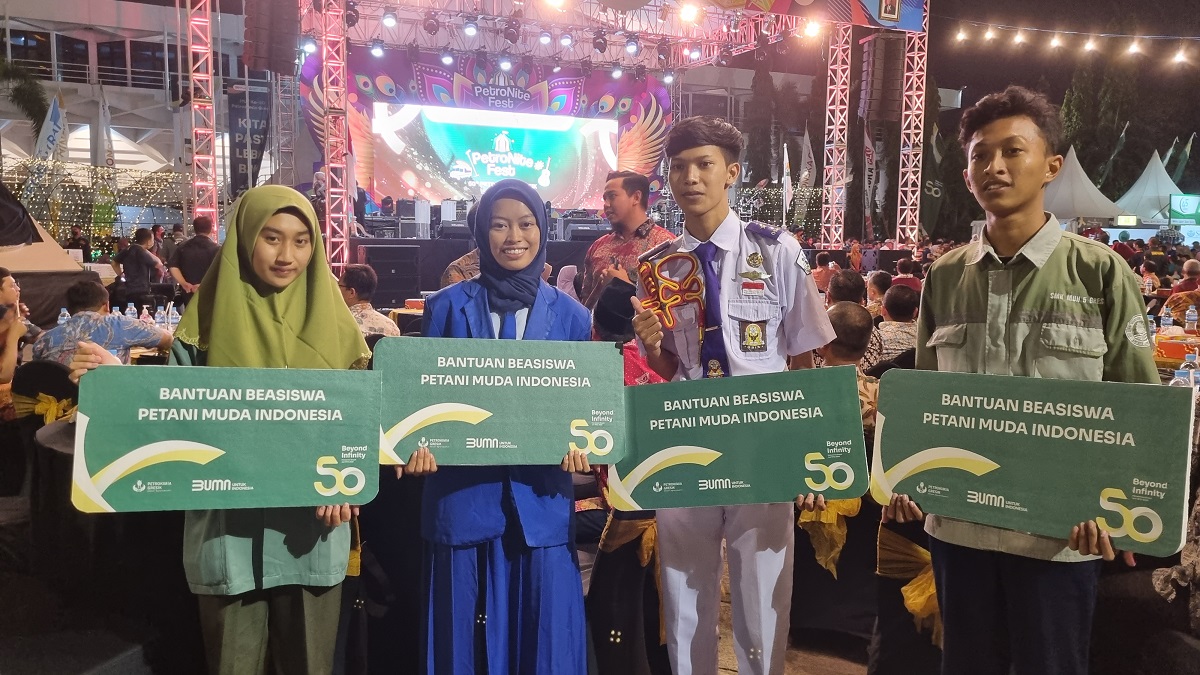 Penerima Beasiswa Petani Muda Indonesia Tahun 2022 - Petrokimia Gresik Beri Beasiswa 50 Petani Muda Pelajar SMK Jatim