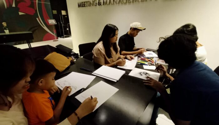 Keceriaan Kelas Menggambar pada Bulan Menggambar di Artotel Suites Surabaya