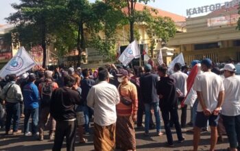 Demo Massa PPMG di Gresik, Tuntut Serap Pekerja Lokal