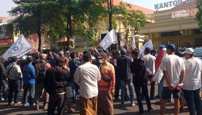 Demo Massa PPMG di Gresik, Tuntut Serap Pekerja Lokal