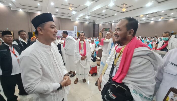 Sapa Langsung Jemaah Haji Surabaya, Eri Cahyadi Titip Doa untuk Kerukunan Surabaya