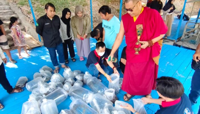 Ecoton-Buddhist Education Centre Surabaya Lepas Ribuan Ikan Lokal Endemik