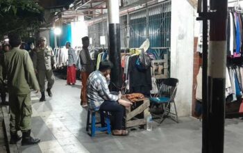 Satpol PP Surabaya di Jalan Ngaglik 1 - Langgar Perda, Pedagang Pakaian Bekas Ditertibkan Satpol PP Kota Surabaya