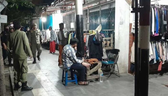 Langgar Perda, Pedagang Pakaian Bekas Ditertibkan Satpol PP Kota Surabaya