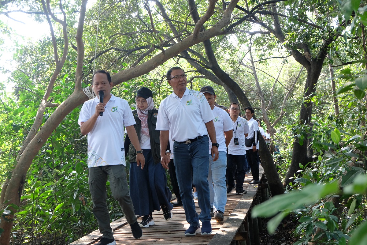 SEVP Operasi PG I Ketut Rusnaya kanan depan saat meninjau Ekowisata Mangrove Kali Lamong di Desa Sukorejo - Cegah Abrasi di Telok Lamong, Petrokimia Gresik Tanam Ribuan Pohon Mangrove