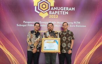 SVP Perencanaan Pengendalian dan Pemeliharaan, Iwan Febrianto (tengah) usai menerima Penghargaan Anugerah BAPETEN 2023 di Yogayakarta