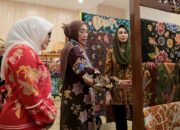 Berkunjung ke Kriya Gallery, Istri Wapres RI Borong Produk UMKM Surabaya