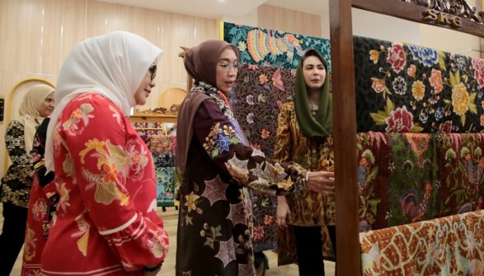 Berkunjung ke Kriya Gallery, Istri Wapres RI Borong Produk UMKM Surabaya