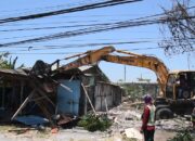Satpol PP Surabaya Tertibkan 12 Bangunan Berdiri di Tanah Aset Pemkot