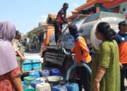 Musim Kemarau, BPBD Gresik Kirim 9 Tangki Air Bersih ke Desa Ganggang