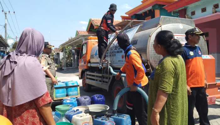 Musim Kemarau, BPBD Gresik Kirim 9 Tangki Air Bersih ke Desa Ganggang